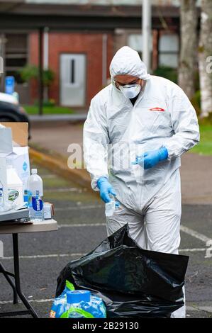 Les travailleurs ont des vêtements de protection et des masques avant d'entrer à l'école primaire de Forest Hills dans le lac Oswego, Oregon. Les autorités sanitaires de l'Oregon ont identifié un membre du personnel scolaire comme ayant un test positif de COVID-19 Ccoronavirus, vérifié par les Centres de contrôle des maladies à Atlanta. Lake Oswego School District Superentendent, le Dr Lora de la Cruz a déclaré que le "nettoyage en profondeur" de l'école est entrepris par mesure de précaution. Banque D'Images