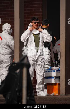 Les travailleurs ont des vêtements de protection et des masques avant d'entrer à l'école primaire de Forest Hills dans le lac Oswego, Oregon. Les autorités sanitaires de l'Oregon ont identifié un membre du personnel scolaire comme ayant un test positif de COVID-19 Ccoronavirus, vérifié par les Centres de contrôle des maladies à Atlanta. Lake Oswego School District Superentendent, le Dr Lora de la Cruz a déclaré que le "nettoyage en profondeur" de l'école est entrepris par mesure de précaution. Banque D'Images