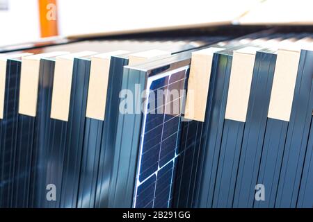 L'installation de panneau solaire photovoltaïque système. Technicien installation panneau solaire panneaux solaires sur toit. Alternative Energy concept écologique. Banque D'Images