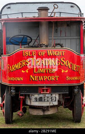 les agriculteurs de l'île de wight négocient des camions à vapeur à l'affiche lors d'un rallye à vapeur et vintage à chale sur l'île de wight. Banque D'Images