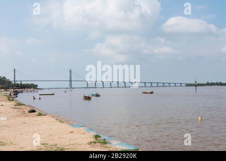 Rosario, Santa fe / Argentine: 4 janvier 2017: Rosario - pont Victoria, au-dessus de la rivière Parana Banque D'Images