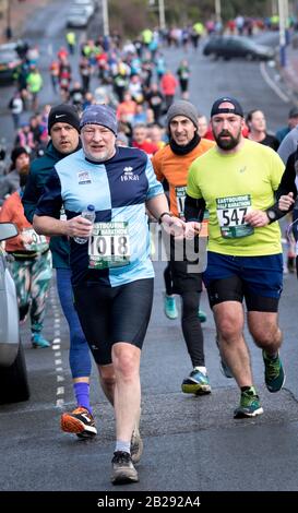 Eastbourne, East Sussex, Royaume-Uni. 1 mars 2020. Les coureurs se disputent le semi-marathon d'Eastbourne autour de ce difficile parcours en bord de mer. Banque D'Images