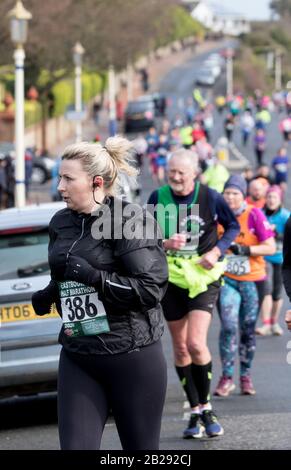 Eastbourne, East Sussex, Royaume-Uni. 1 mars 2020. Les coureurs se disputent le semi-marathon d'Eastbourne autour de ce difficile parcours en bord de mer. Banque D'Images