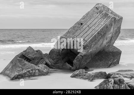 Un vieux bunker sur la plage de Capbreton en France qui est presque vertical en raison des marées. Banque D'Images