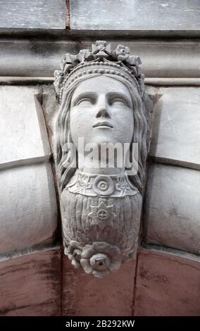 Tête de womans sculptée sur la façade de 97 South Mall qui est un ancien bâtiment de banque à Cork Banque D'Images