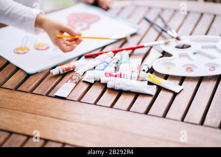 Détail gros plan des peintures aquarelles et palette de couleurs sur une table en bois Banque D'Images