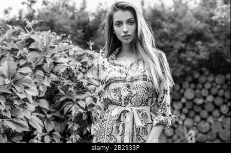 Magnifique portrait noir-blanc émotionnel de la jeune femme en plein air. Banque D'Images