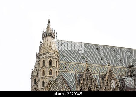 Détail du toit coloré et de la tour de la cathédrale St Stephan, Stephansdom à Vienne, Autriche sur fond blanc. Célèbre église gothique, historique Banque D'Images