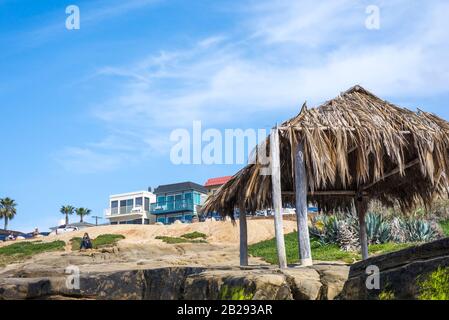 Plage de Windansea l'après-midi d'hiver. La Jolla, Californie, États-Unis. Vue du Surf Shack. Banque D'Images