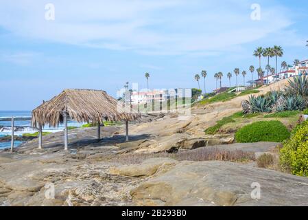 Plage de Windansea l'après-midi d'hiver. La Jolla, Californie, États-Unis. Vue du Surf Shack. Banque D'Images