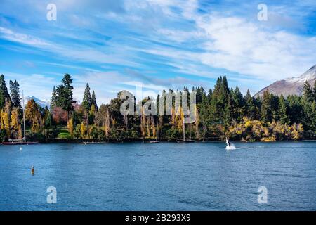 Un jet skieur sur le rivage de Queenstown sur le lac Wakatipu en Nouvelle-Zélande en automne Banque D'Images