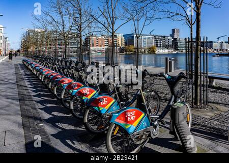 Une rangée de vélos à louer de Dublinbikes, à Grand Canal Square, Dublin, Irlande. Le programme de location est parrainé par JCDecaux et le conseil municipal de Dublin. Banque D'Images