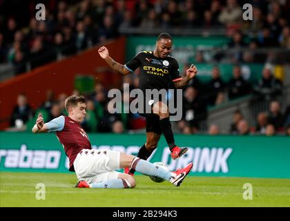 Wembley Stadium, Londres, Royaume-Uni. 1 mars 2020. Finale De La Coupe Carabao, League Cup, Aston Villa Contre Manchester City; Bjorn Engels D'Aston Villa S'Attaque Aux Raheem Sterling De Manchester City Credit: Action Plus Sports/Alay Live News Banque D'Images