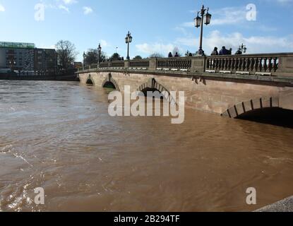 Worcester Cathederal, Worcester City, Angleterre, Royaume-Uni, 13/02/2014 . Rivière Inondée Severn Du Pont Sabrina. Flood Peak Time River a fait éclater ses rives et les drains d'orage se sont sauvegardés après une forte chute de pluie. Banque D'Images