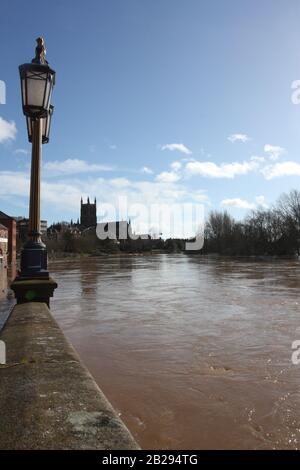 Worcester Cathederal, Worcester City, Angleterre, Royaume-Uni, 13/02/2014 . Rivière Inondée Severn Du Pont Sabrina. Flood Peak Time River a fait éclater ses rives et les drains d'orage se sont sauvegardés après une forte chute de pluie. Banque D'Images