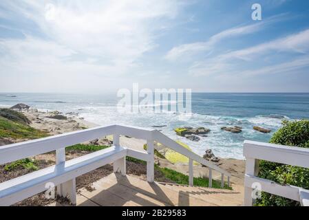 Scène côtière depuis au-dessus de la plage de Windansea, l'après-midi d'hiver. La Jolla, Californie, États-Unis. Banque D'Images