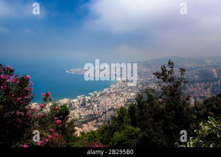 Vue panoramique sur Jounieh, le Liban et la mer Méditerranée, depuis la colline de Harissa. Moyen-Orient, couleur Banque D'Images