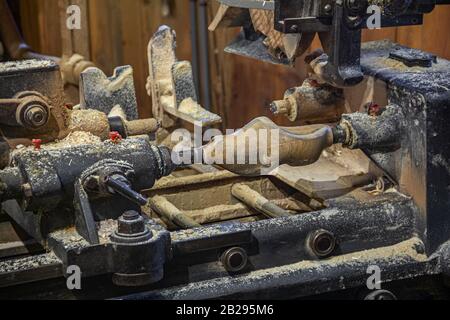 Fabrication de chaussures en bois Klompen (sabots) en Hollande. Chaussures en bois néerlandais traditionnelles nationales. Colmatage et Klomp Workshop. Machine et pièces vides. Banque D'Images