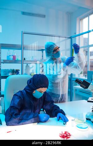 Portrait de deux scientifiques portant des équipements de biodanger tout en travaillant sur la recherche en laboratoire biologique, espace de copie Banque D'Images