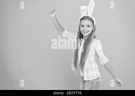 Pas de fête de Pâques n'est complète sans lapin de Pâques. Accessoire de mode pour fête de Pâques. Les petites filles en lapin de pâques style. Cute little girl wearing Bunny Ears headband. À la jolie et adorable. Banque D'Images