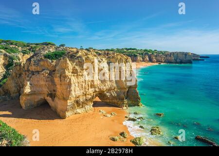 Belle plage de sable près d'Albufeira, région de l'Algarve, Portugal, Europe Banque D'Images