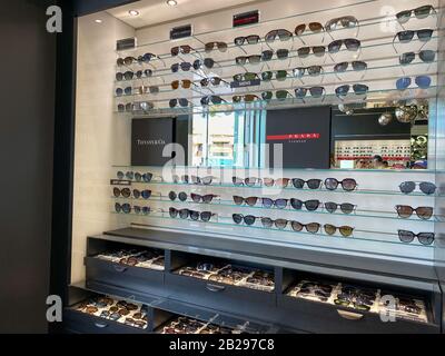 Orlando,FL/USA-2/17/20: Une exposition de Prada Eyewear, Tiffany & Co., et  Dolce & Gabbana lunettes de soleil au Magasin de détail Sunglass Hut dans  un centre commercial Photo Stock - Alamy