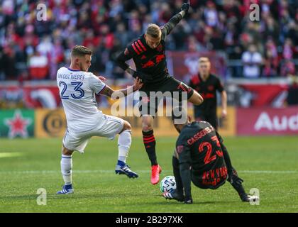 Harrison, NJ, États-Unis. 1 mars 2020. Le défenseur du FC Cincinnati Maikel van der Werff (23) et le milieu de terrain des Red Bulls de New York Daniel Royer (77) affrontent le ballon lors d'un match MSL entre le FC Cincinnati et les Red Bulls de New York à Red Bull Arena à Harrison, NJ. Mike Langish/CSM/Alay Live News Banque D'Images