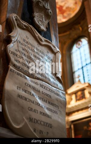 Rome, Italie - 21 avril 2019 : l'intérieur de Saint Louis de l'Église française. Un prêtre qui la visite a été infecté en février 2020 par le coronavirus Covid-19 Banque D'Images