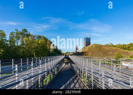 Paysage du parc Nordstern, ancienne mine de charbon, en face d'un pont, petite colline et fond de Nordsternturm et Zeche Nordstern. Banque D'Images