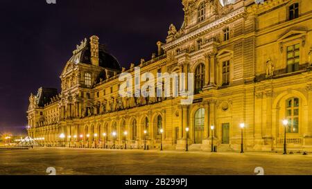 Vue imprenable sur le musée du Louvre la nuit à Paris en France Banque D'Images