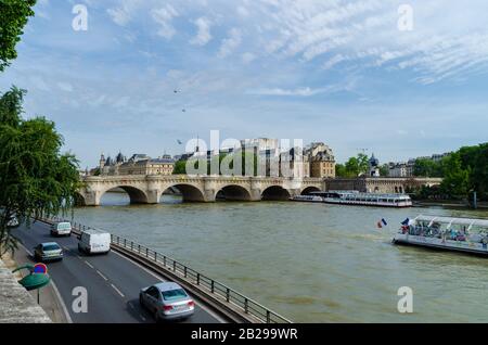 Seine en journée ensoleillée à Paris France Banque D'Images