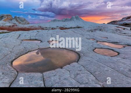 Lever Du Soleil, Réflexions, Falaises De Sandstone, Poche Blanche, Monument National De Vermillion Cliffs, Plateau De La Paria, Arizona Banque D'Images