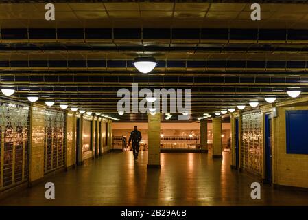 Vue intérieure de l'homme traverser le tunnel passager à la station de métro Klosterstrasse à Berlin, en Allemagne. Banque D'Images