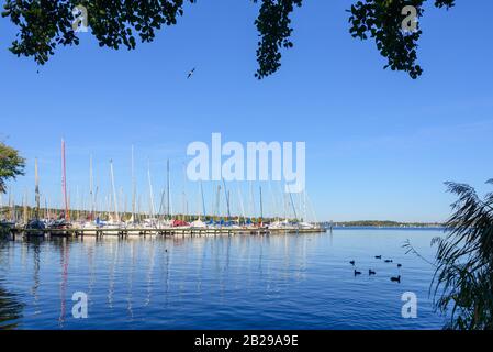 Vue tranquille du côté de l'eau du port, de la jetée, des bateaux et des voiliers du lac Wannsee et de la rivière Havel, pendant la journée ensoleillée et le ciel clair à Berlin, Allemagne Banque D'Images