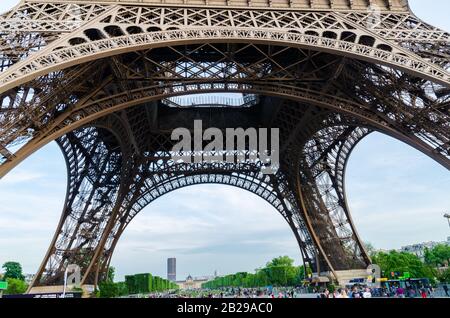 Cadre d'architecture incroyable de la Tour Eiffel à Paris, France Banque D'Images