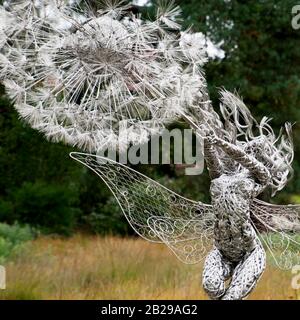 Sculpture de fées - Trentham Gardens, Staffordshire, Royaume-Uni - artiste Robin Wright Banque D'Images