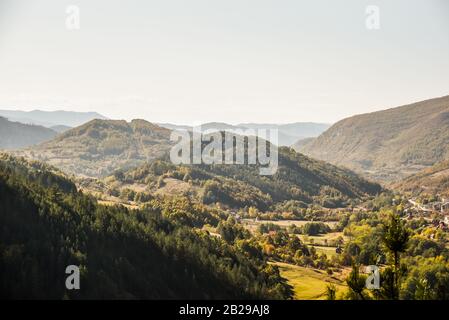 Vue sur le magnifique paysage luxuriant de Mokra Gora près de la montagne Zlatibor dans le centre de la Serbie pendant l'automne pris de Sargan huit place Banque D'Images