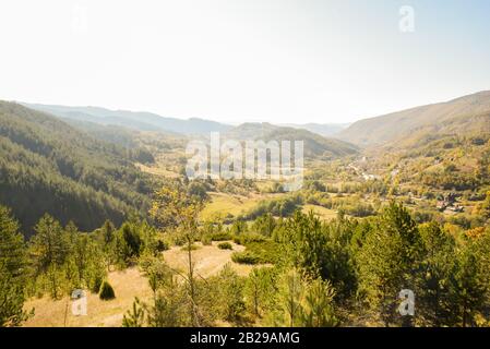 Vue tôt le matin sur le paysage de Mokra Gora près de la montagne Zlatibor dans le centre de la Serbie pendant l'automne pris de l'endroit de repos de Sargan huit Banque D'Images