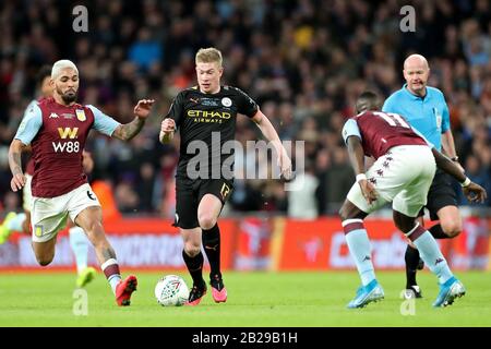 Londres, ANGLETERRE - 1 MARS le milieu de terrain de Manchester City Kevin de Bruyne est suivi par Aston Villa milieu de terrain Douglas Luiz lors de la finale de la coupe Carabao entre Aston Villa et Manchester City au stade Wembley, Londres, le dimanche 1 mars 2020. (Crédit: Jon Bromley | MI News) la photographie ne peut être utilisée qu'à des fins de rédaction de journaux et/ou de magazines, licence requise à des fins commerciales crédit: Mi News & Sport /Alay Live News Banque D'Images