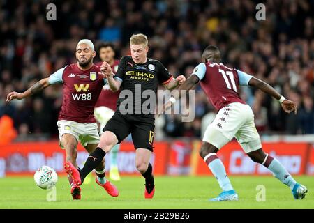 Londres, ANGLETERRE - 1 MARS le milieu de terrain de Manchester City Kevin de Bruyne est assaillie par Aston Villa milieu de terrain Douglas Luiz et Merveilleux Nakamba lors de la finale de la coupe Carabao entre Aston Villa et Manchester City au stade Wembley, Londres le dimanche 1 mars 2020. (Crédit: Jon Bromley | MI News) la photographie ne peut être utilisée qu'à des fins de rédaction de journaux et/ou de magazines, licence requise à des fins commerciales crédit: Mi News & Sport /Alay Live News Banque D'Images