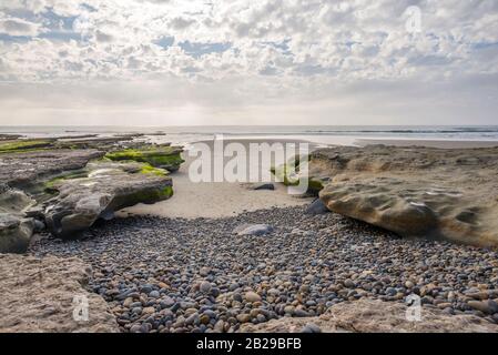 Récif au parc de Tide Beach, l'après-midi d'hiver. Solana Beach, Californie, États-Unis. Cette région est également appelée Tabletops Reef. Banque D'Images