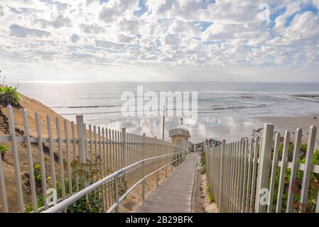 Escaliers menant au parc de Tide Beach l'après-midi d'hiver. Solana Beach, Californie, États-Unis. Banque D'Images