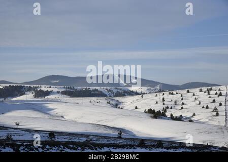 Image large d'un paysage idilique d'hiver avec le lever du soleil sur le sommet de Tornik sur la montagne de Zlatibor comme l'une des pistes de ski les plus populaires dans le centre de la Serbie Banque D'Images