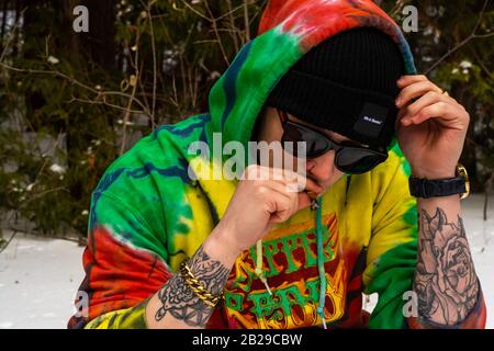 Pull à capuche et chemise à motif masculin Banque D'Images