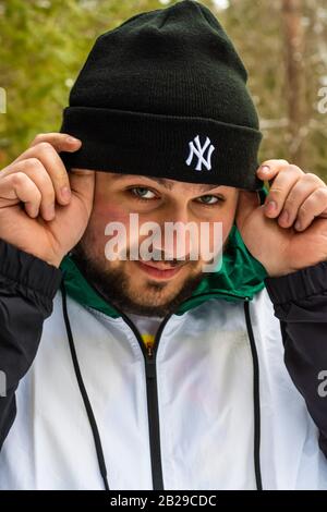 Pull à capuche et chemise à motif masculin Banque D'Images