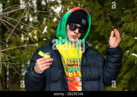 Pull à capuche et chemise à motif masculin Banque D'Images