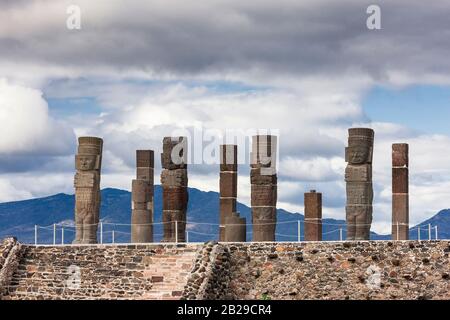 Figures de pierre des guerriers Toltec, Pyramide de Quetzalcoatl, site archéologique de Tula, état de Hidalgo, Mexique, Amérique centrale Banque D'Images