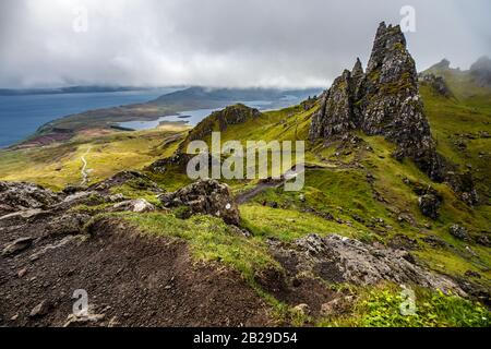 Vieux homme de Storr sur l'île de Skye en Ecosse. Paysage de montagne avec des nuages brumeux. Banque D'Images