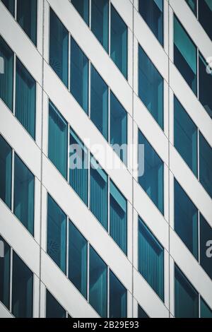 Fenêtres bleues symétriques d'un immeuble de bureaux en aluminium et en verre Banque D'Images
