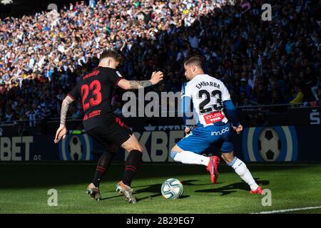 Barcelone. 1 mars 2020. Adrian Embarba (R) du RCD Espanyol rivalise avec le Kieran Trippier de l'Athletico Madrid lors d'un match de ligue espagnole entre le RCD Espanyol et l'Athletico Madrid à Barcelone, Espagne, le 1er mars 2020. Crédit: Joan Gosa/Xinhua/Alay Live News Banque D'Images